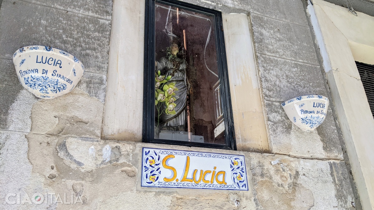The memory of Saint Lucy is present everywhere in Syracuse.
