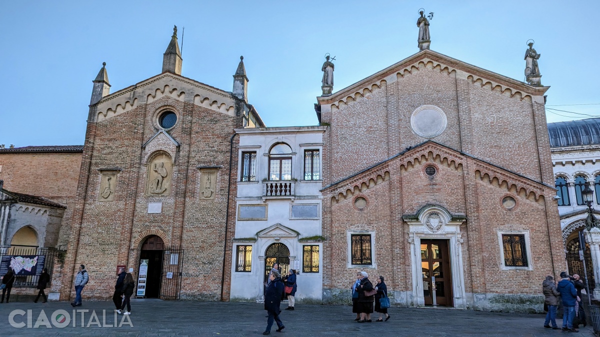 In the same square, you will find the Oratory of St. George on the left and the Scuola del Santo (the "Scoletta") on the right.