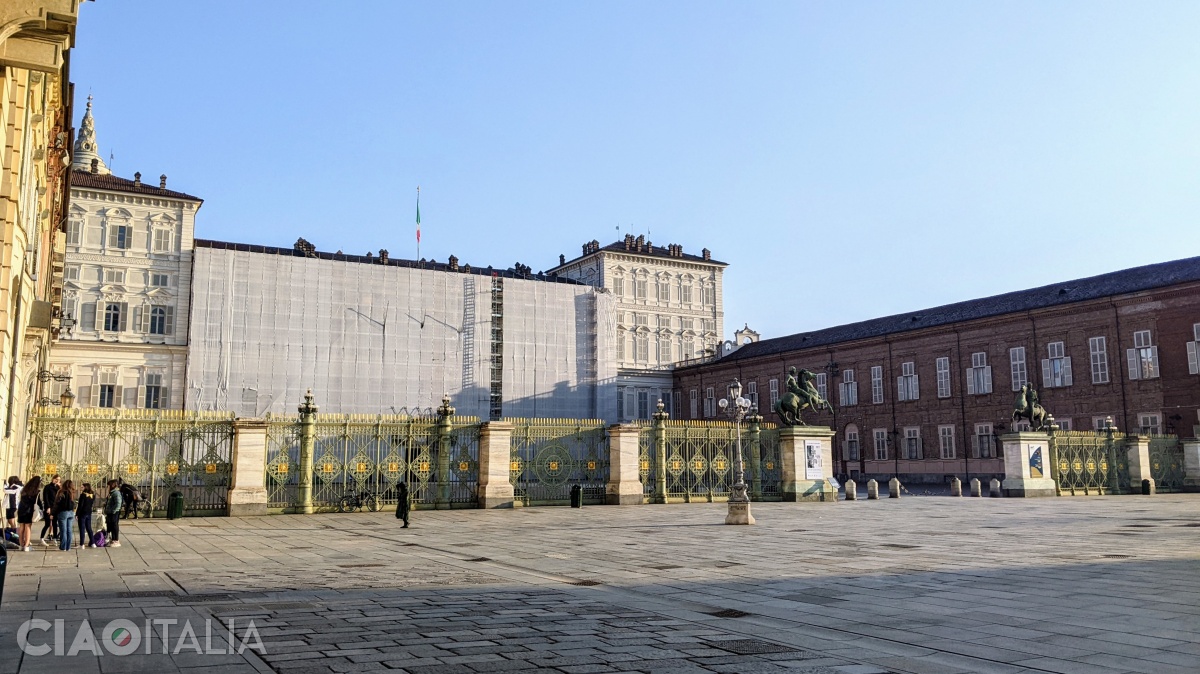 The fence with the statues of the two Dioscuri is said to represent the boundary between the area dedicated to white magic and the one dedicated to black magic.