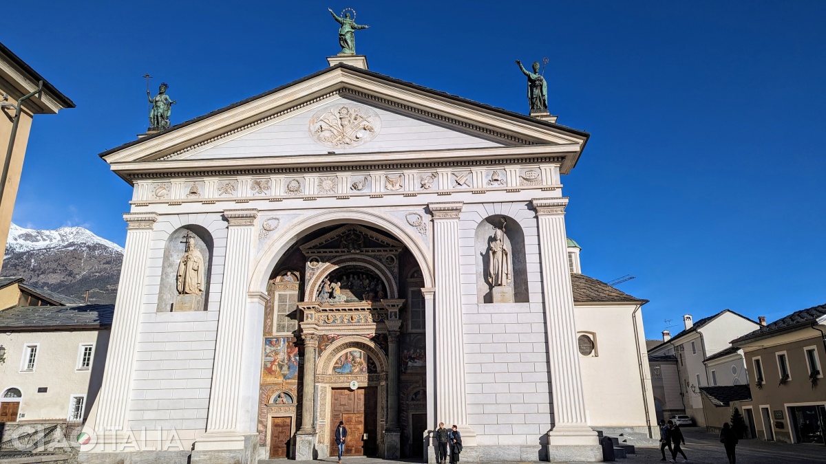 The 19th-century neoclassical fa&ccedil;ade