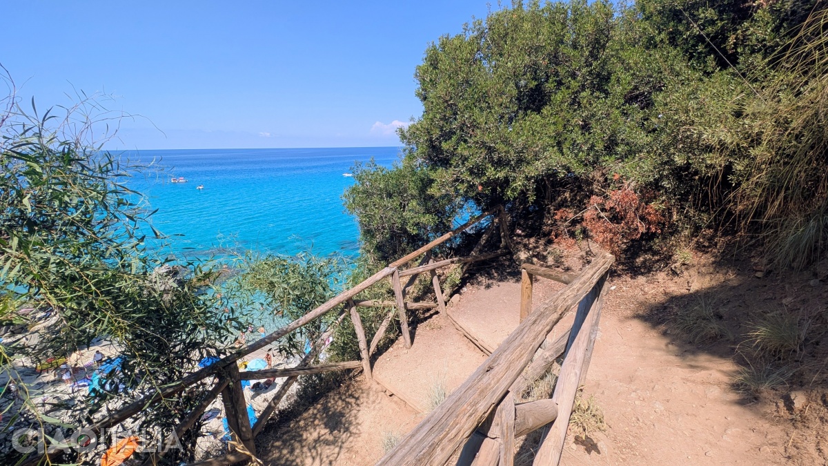 Access to Paradiso del Sub beach is via a dirt road.