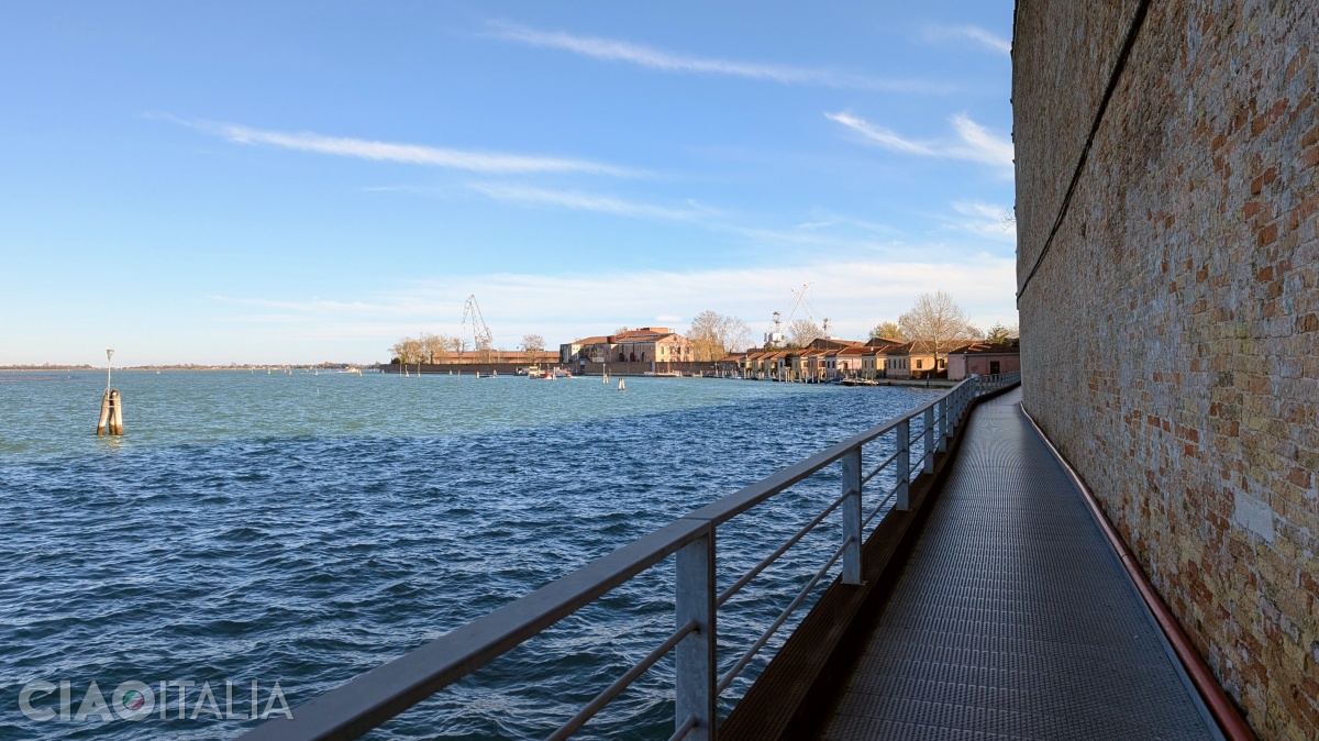 You can reach Arsenale Nord by taking a walk along the footbridge outside the walls.