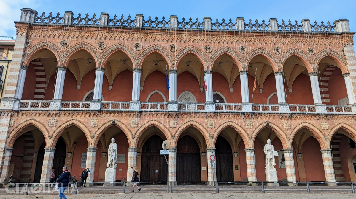 The Amulea Loggia features statues of Dante and Giotto at the front.