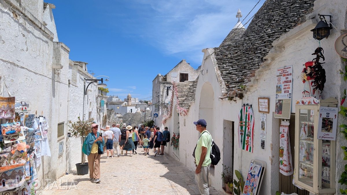 The streets in Rione Monti are narrow and steep.