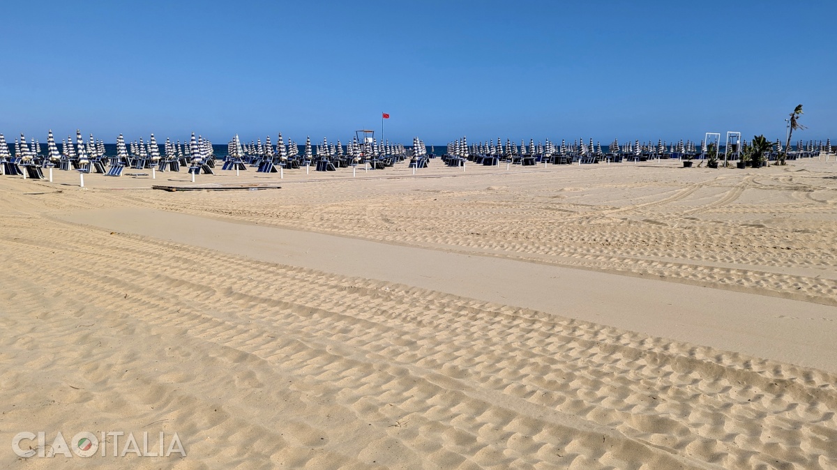 Catania Beach is wide, with fine, golden sand.