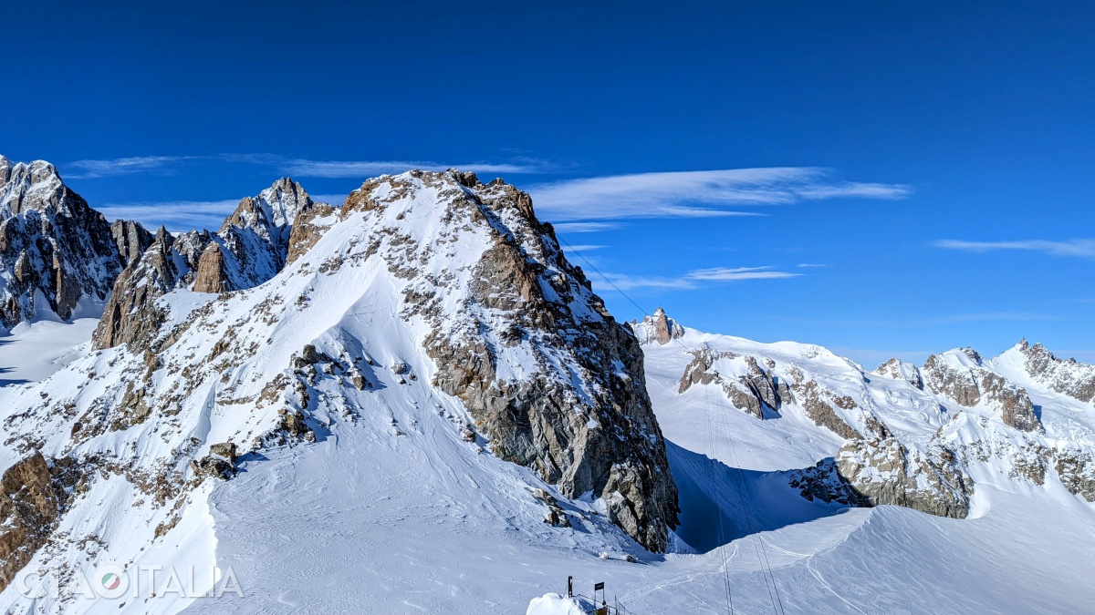 In the distance is the Aiguille du Midi peak (3,842 m).