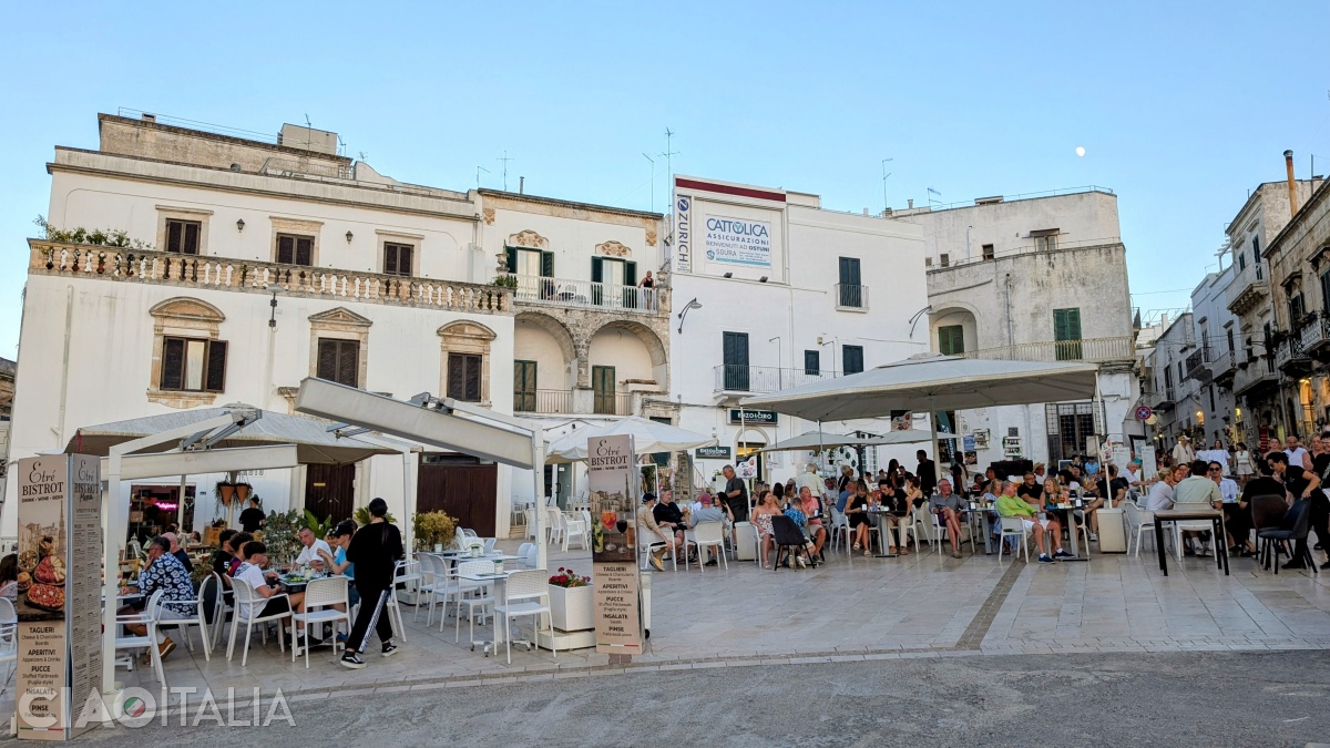 There are many restaurants and terraces in the square.