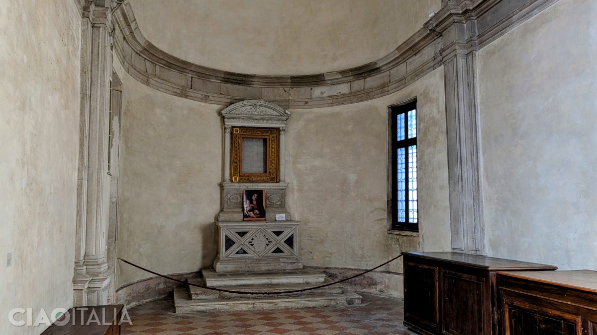Until 1993, Giovanni Bellini's valuable work "The Virgin and Child" was located in the first chapel to the left of the entrance.