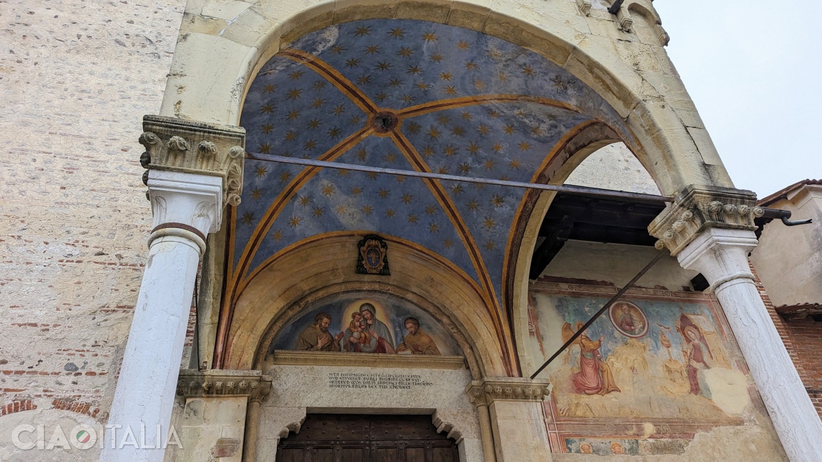 In the lunette above the entrance there is a 1613 fresco by the painter Andrea Martinelli: "The Virgin and Child between Saints Anthony and Francis".